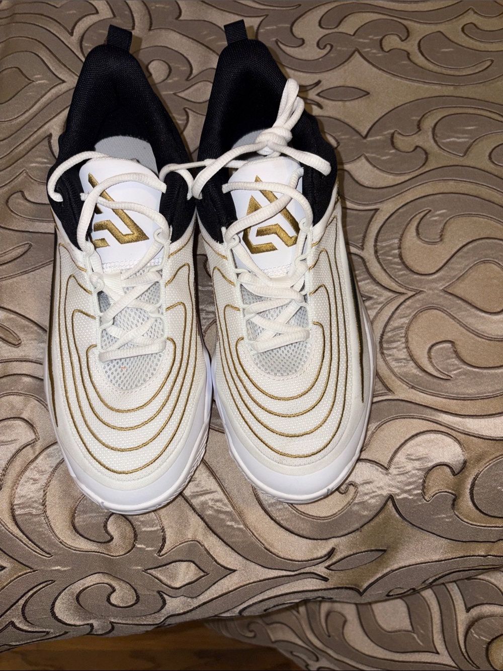Nike Giannis Immortality 4 (GS) White/Black-Gold Sneakers NWOB Size 6 Youth
